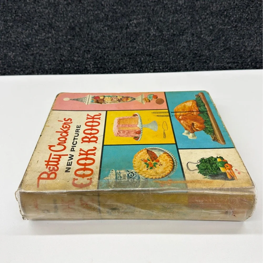 Betty Crocker's New Picture Cook Book 1961 First Edition 5-Ring Binder Vintage